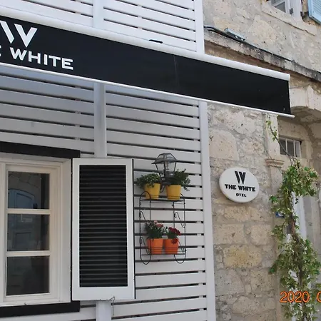The White فندق